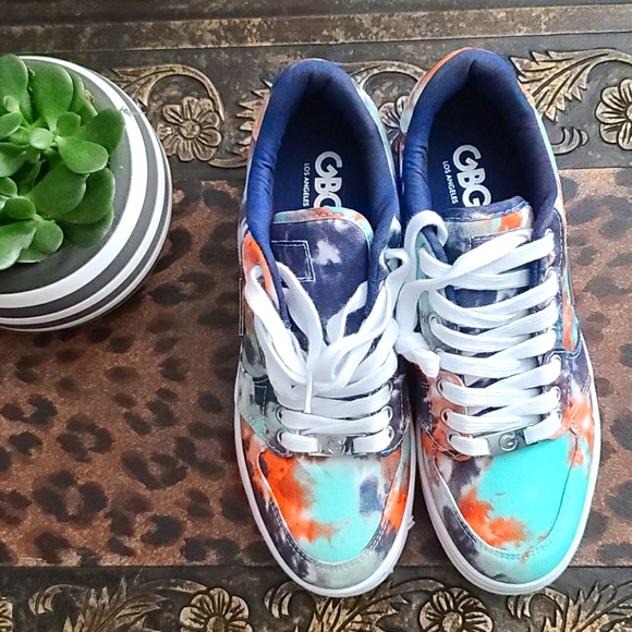 guess tie dye shoes